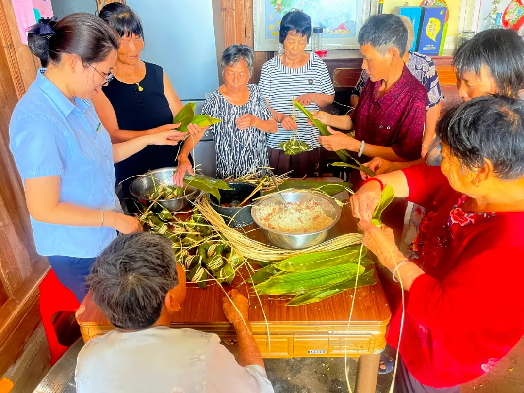 粽叶飘香迎端午 余江邮政暖心邻里情照片1.jpg