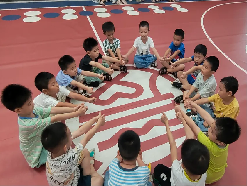 4.户外活动照.png
